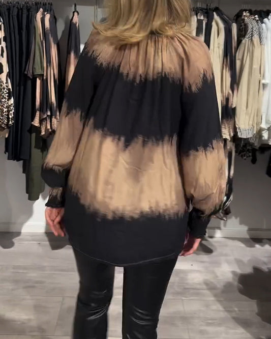 Blusa vintage con cuello en V, botones y bloques de color.