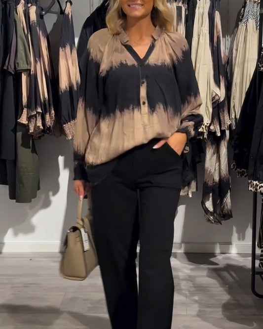 Blusa vintage con cuello en V, botones y bloques de color.